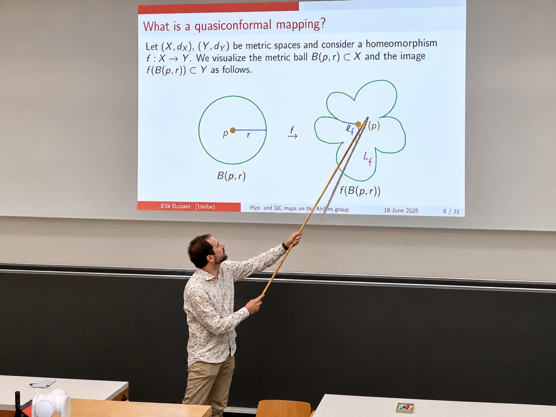Lehrperson erklärt eine mathematische Darstellung an der Tafel